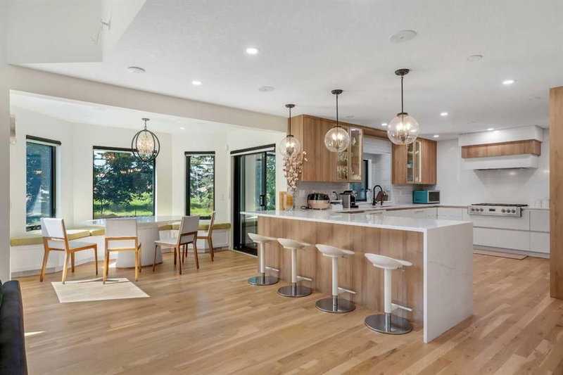 931 Shawnee Drive SW, Calgary, T2Y 2G8 | Image 2