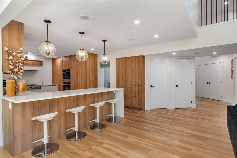 931 Shawnee Drive SW, Calgary, T2Y 2G8 | Image 3
