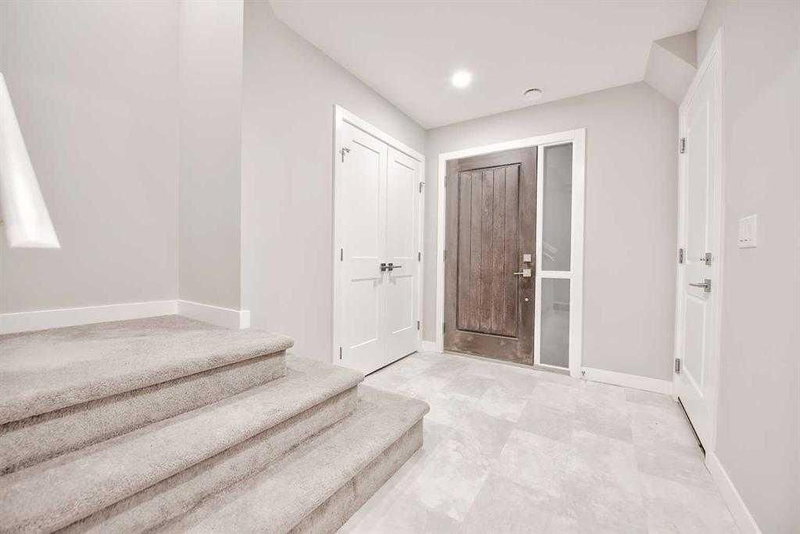 917 Crestridge Common SW, Calgary, T3B 6L6 | Image 2