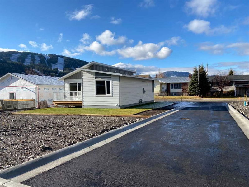 2131 128 Street, Blairmore, T0K 0E0 | Image 2