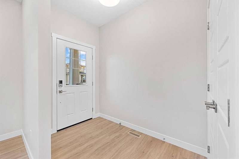 581 Baywater Manor SW, Airdrie, T4B 5R8 | Image 2