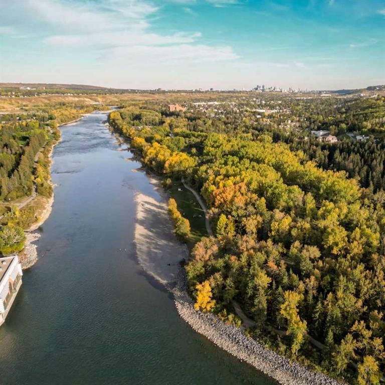 124 Greenwich Heath NW, Calgary, T3B5X4 | Image 2