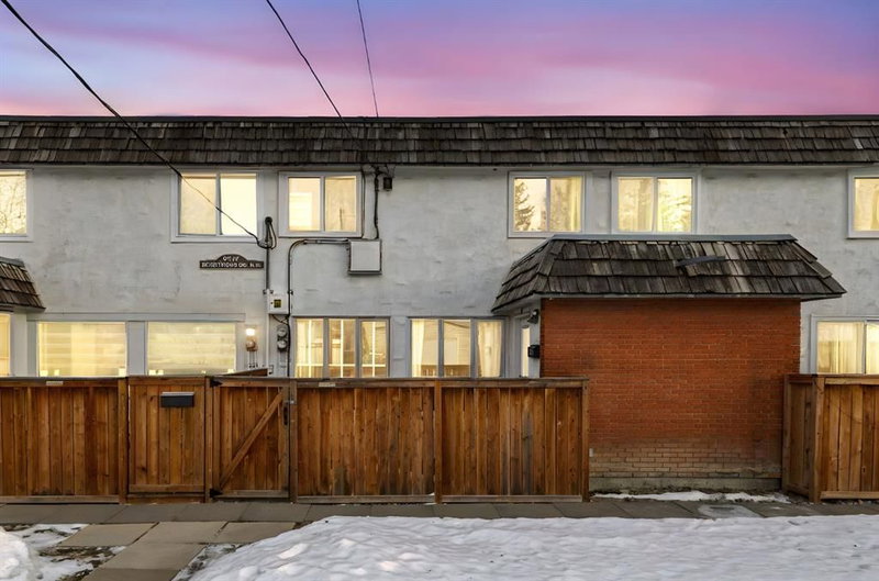 A unit for sale at 6147 Buckthorn Road NW