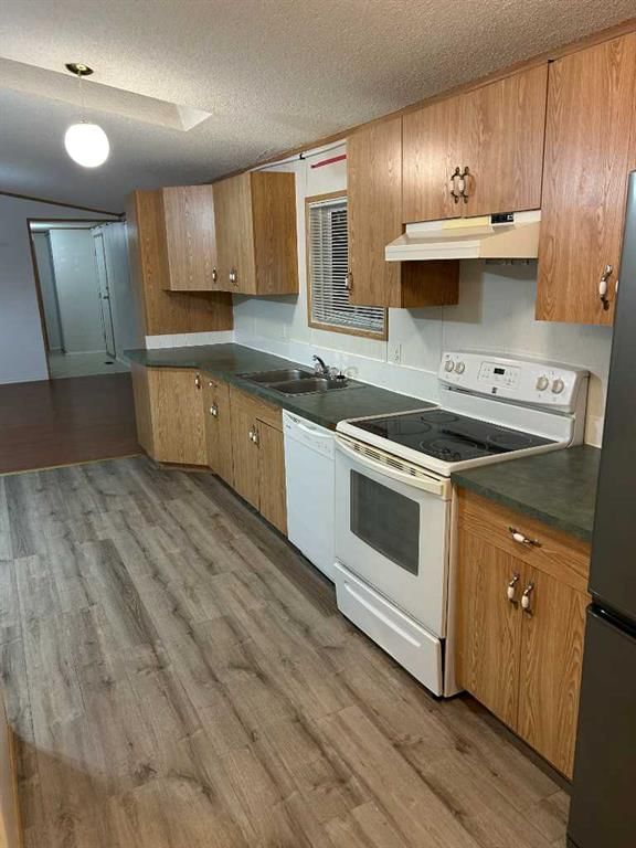 16 1 Street W