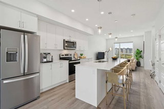 54 Evanscrest Manor NW