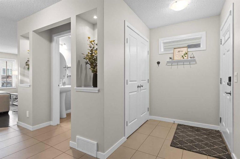 74 Hillcrest Street SW, Airdrie, T4B 0Y7 | Image 2