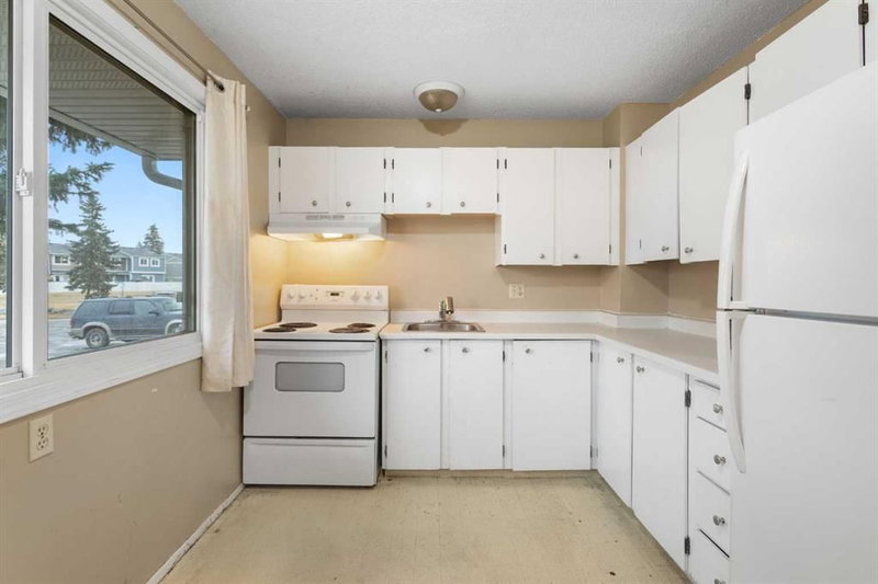 355 Georgian Villas, Calgary, T2A 7C7 | Image 2