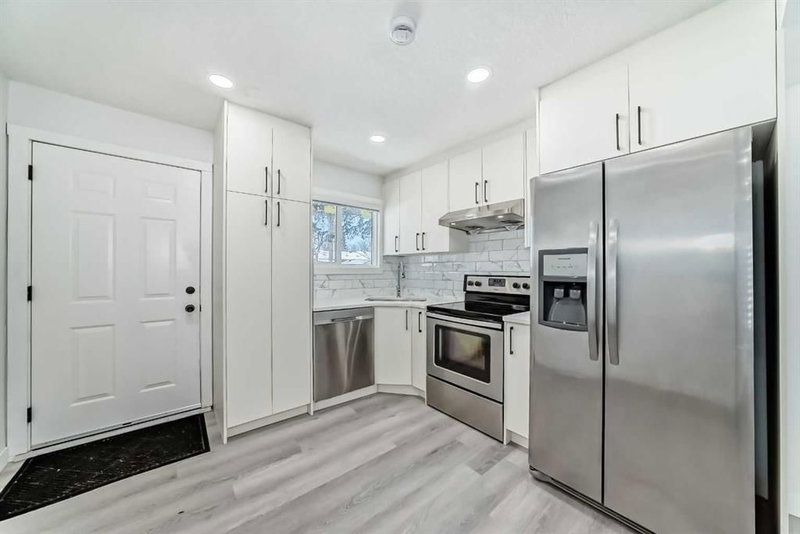 3504 33 Street SE, Calgary, T2B 2C2 | Image 2