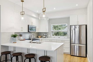 7 - 1935 35 Street SW