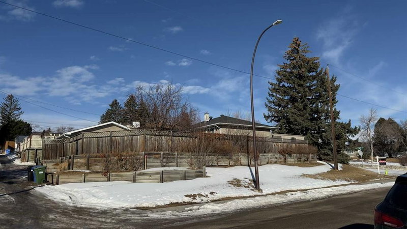 1 Thorncliffe Crescent NW, Calgary, T2K3A9 | Image 3