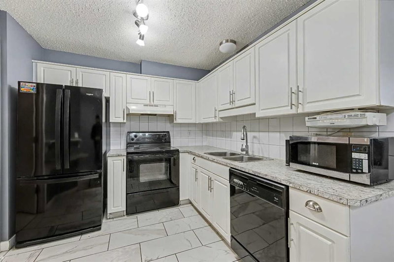 120 - 10 SIERRA MORENA Mews SW, Calgary, T3H3K5 | Image 2