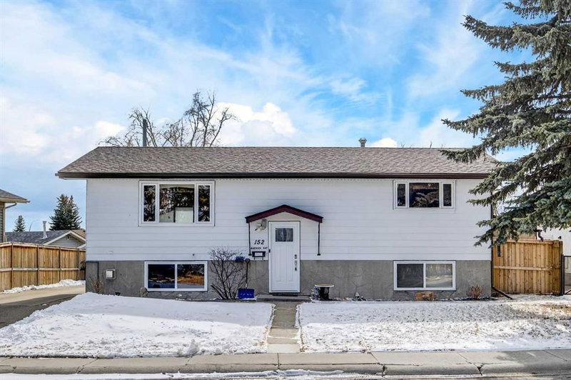 152 Maddock Way NE, Calgary, T2A3X3 | Image 2