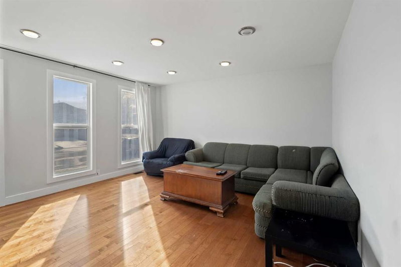 208 Woodpark Place SW, Calgary, T2M 2S5 | Image 2