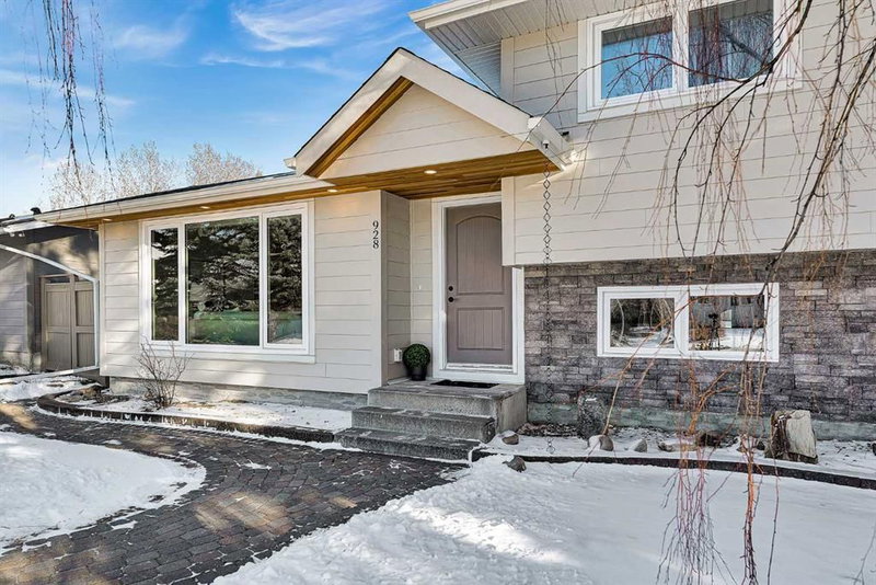 928 Lake Twintree Crescent SE, Calgary, T2J 2W3 | Image 2