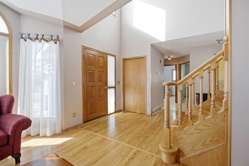 146 Hawkdale Circle NW, Calgary, T3G 2W9 | Image 3