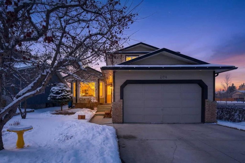 204 Sunrise Circle SE, Calgary, T2X 2Z8 | Image 2