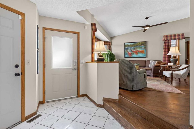 204 Sunrise Circle SE, Calgary, T2X 2Z8 | Image 3
