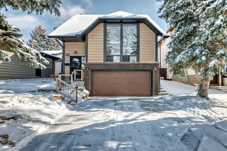 227 Coachwood Crescent SW