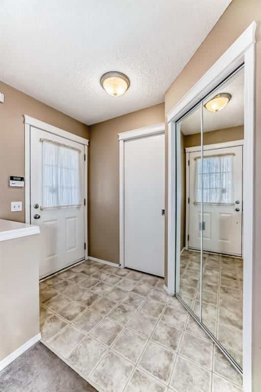 240 Prestwick Way SE, Calgary, T2Z 2Z5 | Image 3