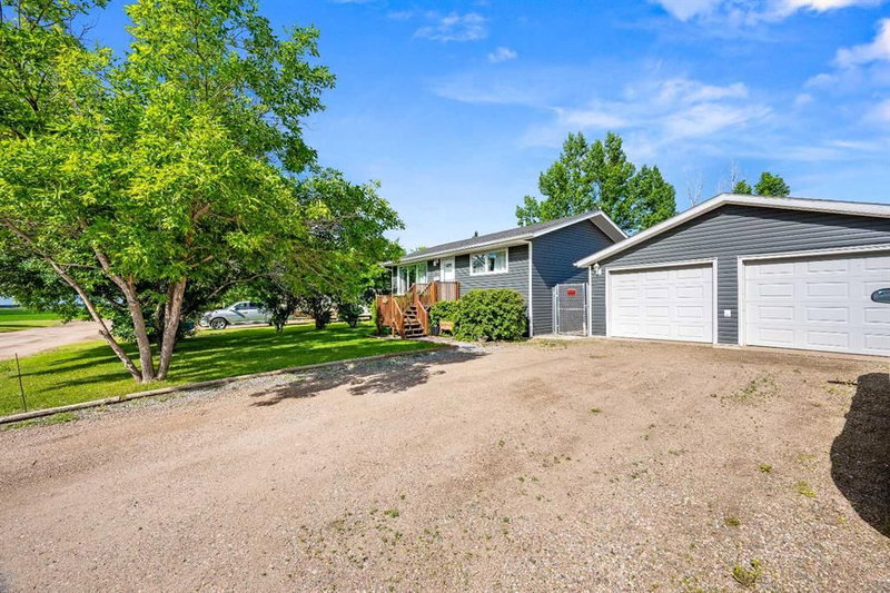 213 3 Street W