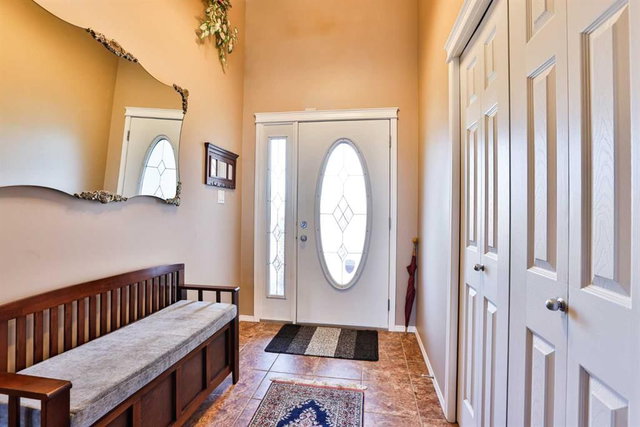 605 Sunridge Crescent W