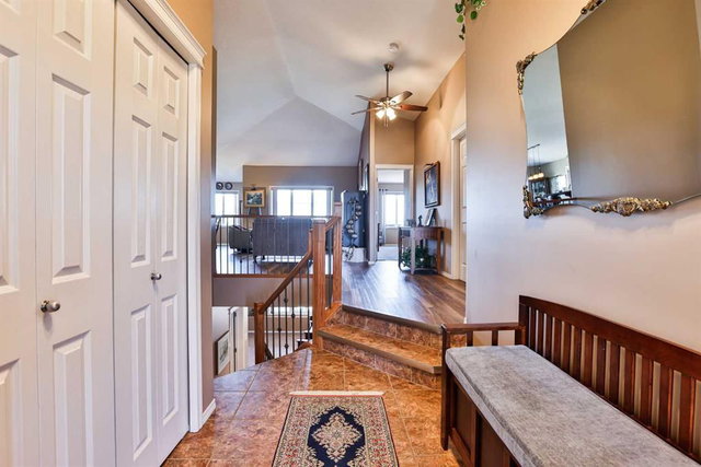 605 Sunridge Crescent W