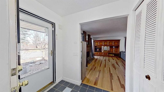 315 Pinecrest Crescent NE