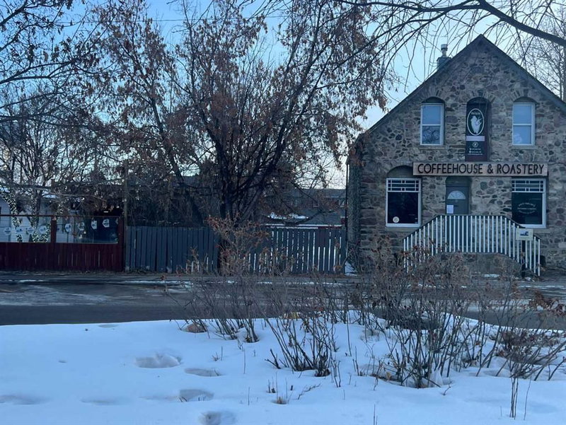 5027 46 Street, Sylvan Lake, T4S1R4 | Image 2