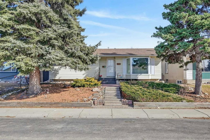 208 Penbrooke Way SE, Calgary, T2A 3S8 | Image 2