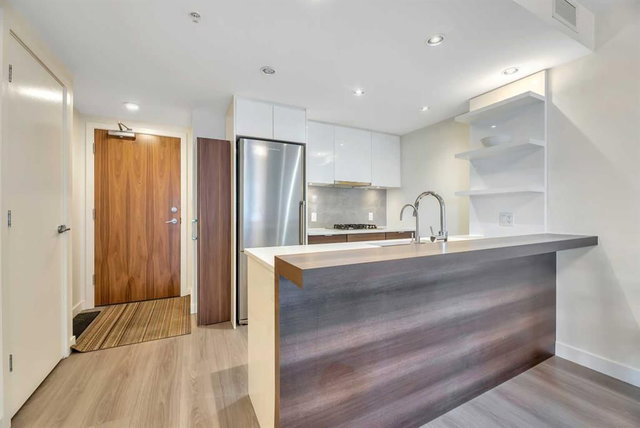 606 - 108 Waterfront Court SW