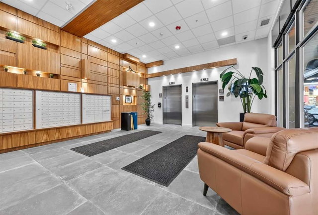 407 - 122 Mahogany Centre SE