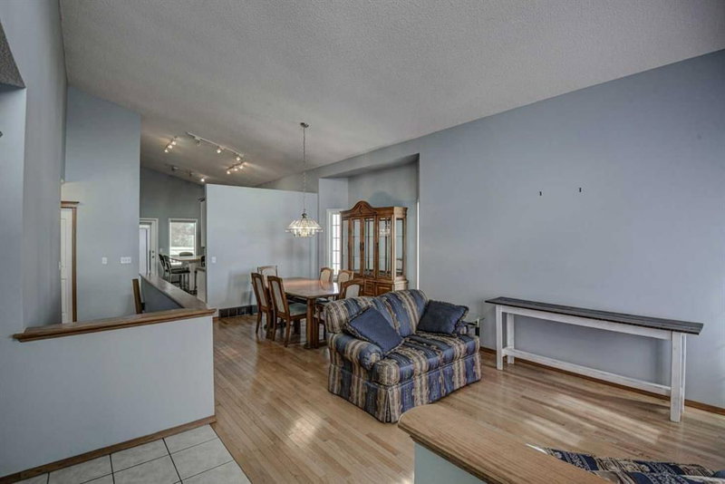 606 DIAMOND Court SE, Calgary, T2J 7C8 | Image 3