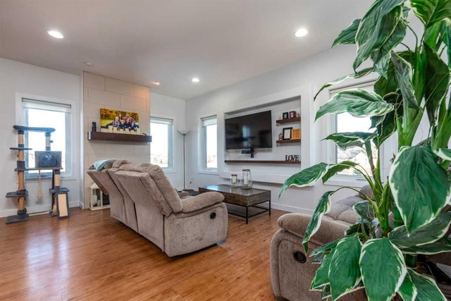 1621 55 Avenue Close