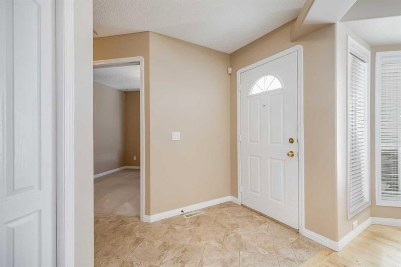 17 Rocky Ridge Villas NW, Calgary, T3G 4R2 | Image 2
