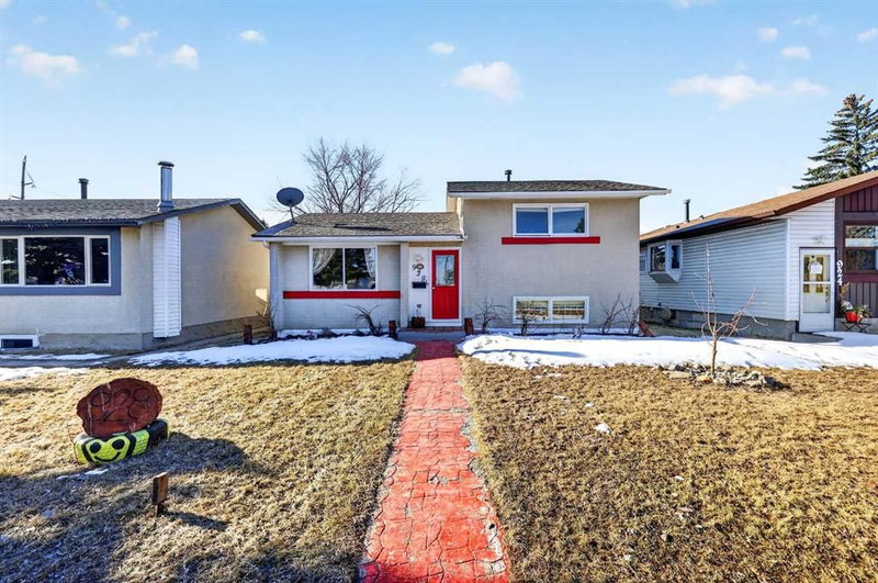 928 Pinecliff Drive NE, Calgary, Alberta