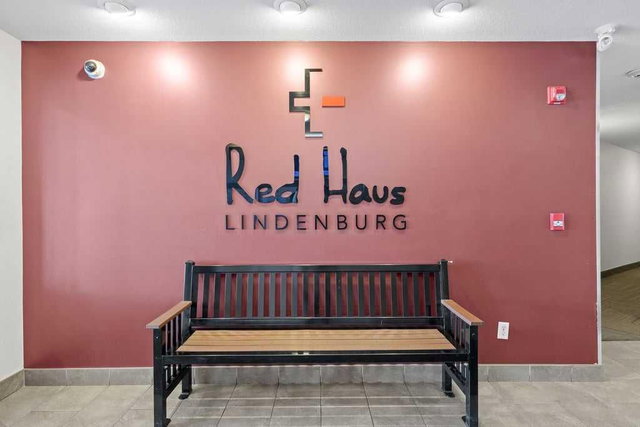 122 - 60 Royal Oak Plaza NW