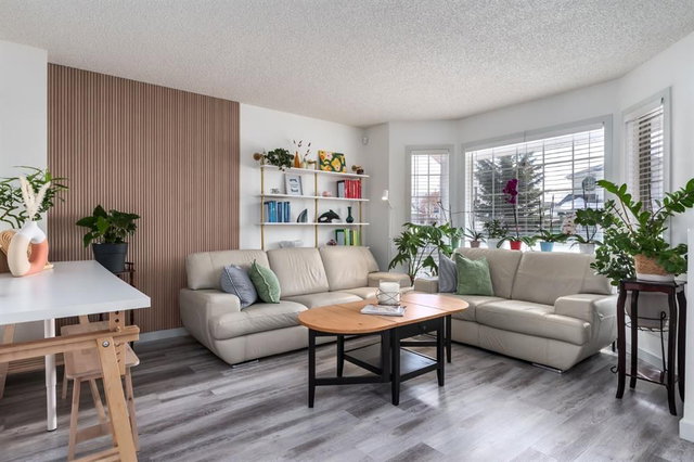 303 Coventry Close NE