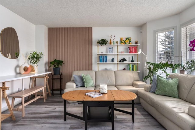 303 Coventry Close NE