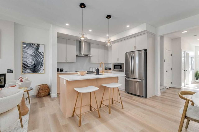 568 Buffaloberry Manor SE