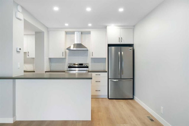 11 - 4915 45 Street SW