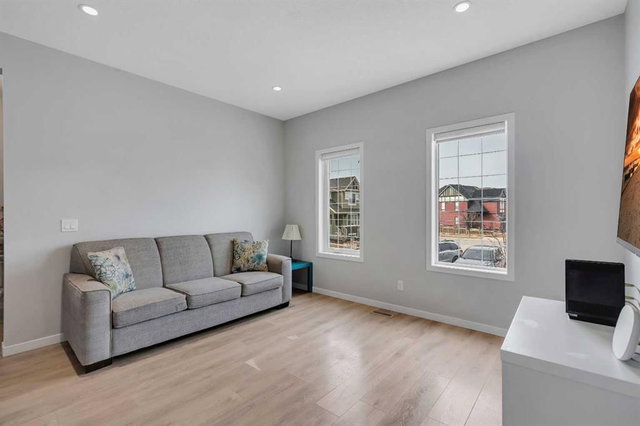 323 Marquis Court SE