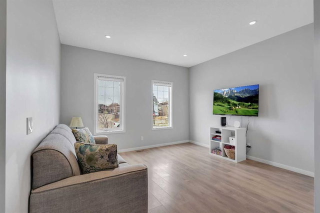 323 Marquis Court SE