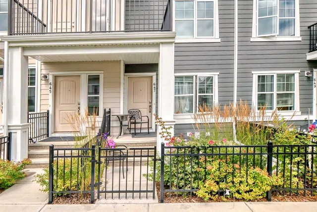 647 Cranbrook Walk SE