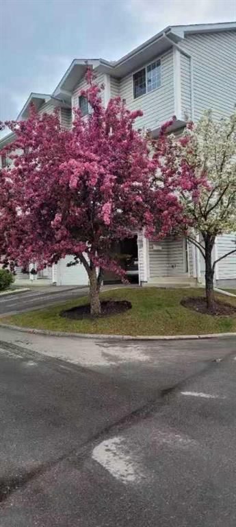 404 Hawkstone Manor NW