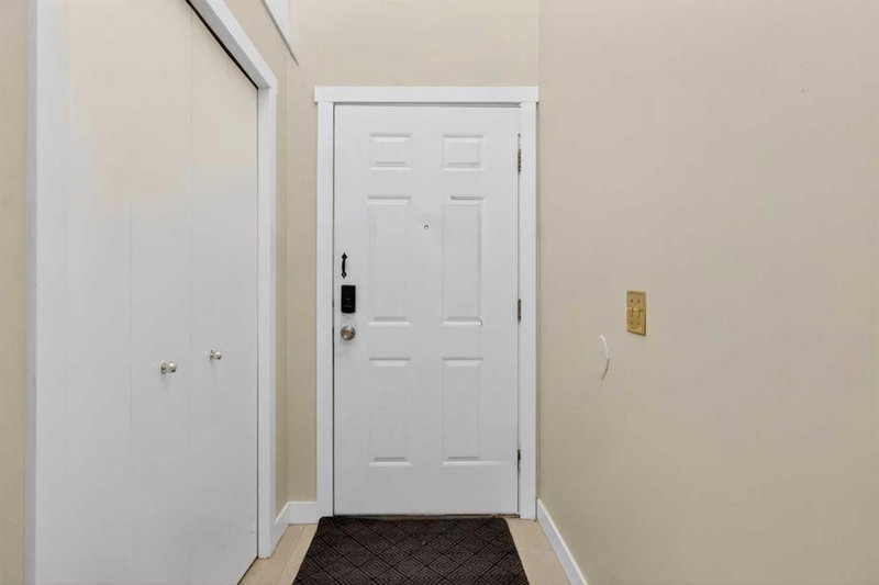 252 Erin Woods Drive SE, Calgary, T2B 3B9 | Image 2