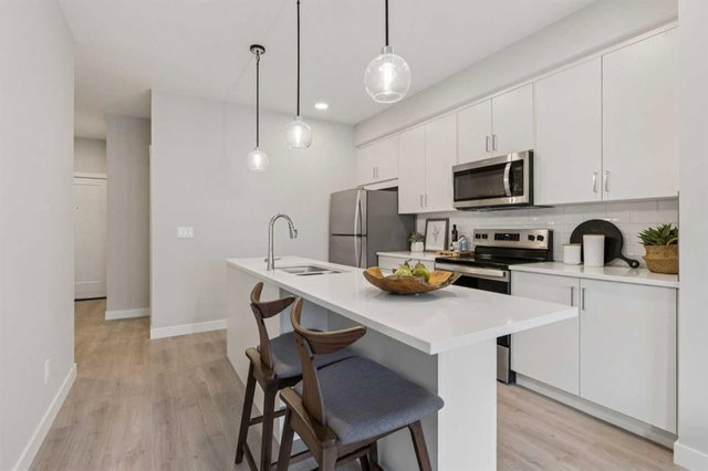 201 - 655 Shawnee Square SW