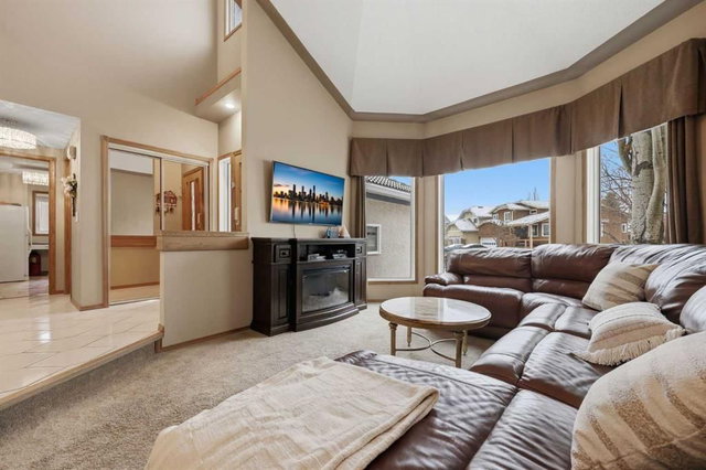 729 Woodbriar Place SW