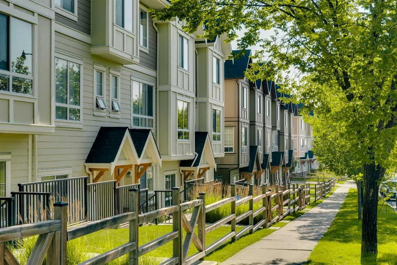 958 Sherwood Boulevard NW, Calgary, T3R0V3 | Image 2