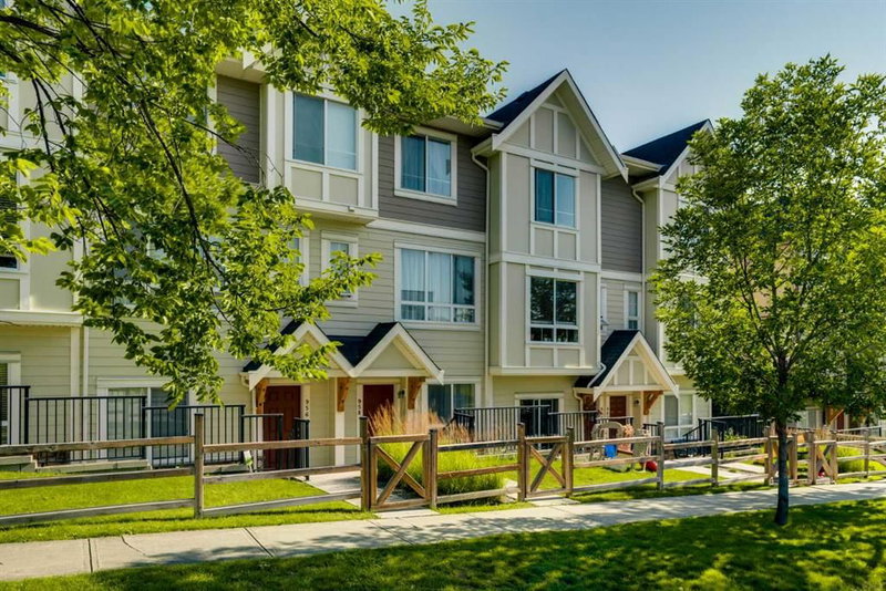 958 Sherwood Boulevard NW, Calgary, T3R0V3 | Image 3