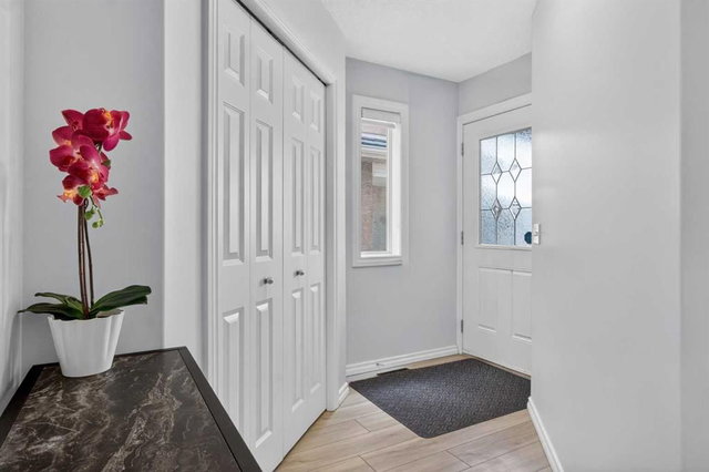 216 Royal Crest View NW